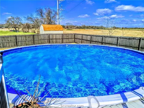 228 Apache Dr, Franklin, TX 77856 photo 2