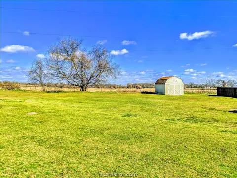 228 Apache Dr, Franklin, TX 77856 photo 32