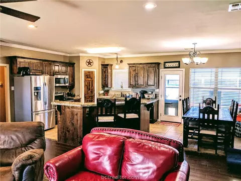 228 Apache Dr, Franklin, TX 77856 photo 7