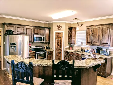 228 Apache Dr, Franklin, TX 77856 photo 8