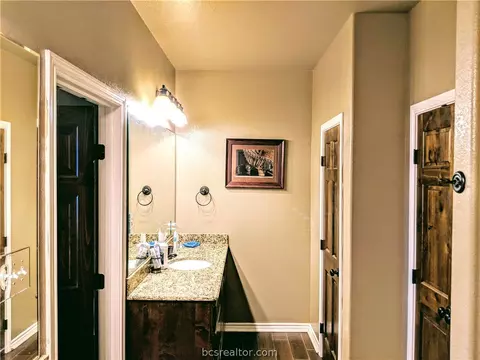 228 Apache Dr, Franklin, TX 77856 photo 12