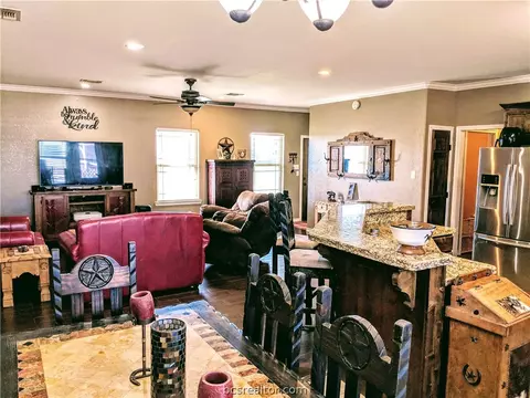 228 Apache Dr, Franklin, TX 77856 photo 4