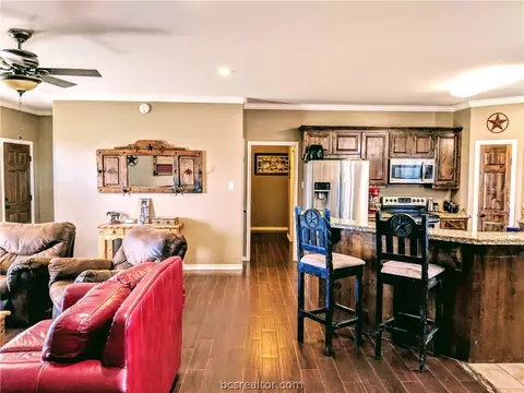 228 Apache Dr, Franklin, TX 77856 photo 3