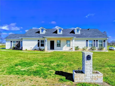 228 Apache Dr, Franklin, TX 77856 photo 1