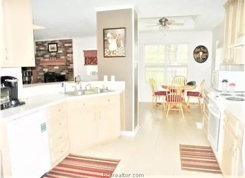 1702 Bankside Ct, Bryan, TX 77802 photo 3
