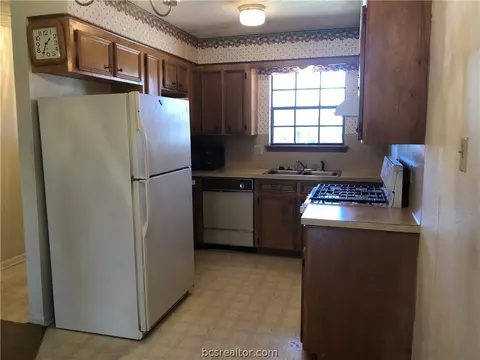 2401 Wilhelm Dr, Bryan, TX 77803 photo 4