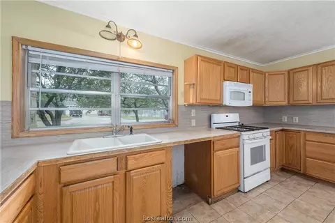 520 Wayside Dr, Bryan, TX 77802 photo 9