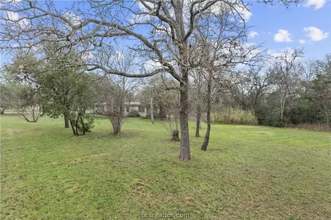 520 Wayside Dr, Bryan, TX 77802 photo 3
