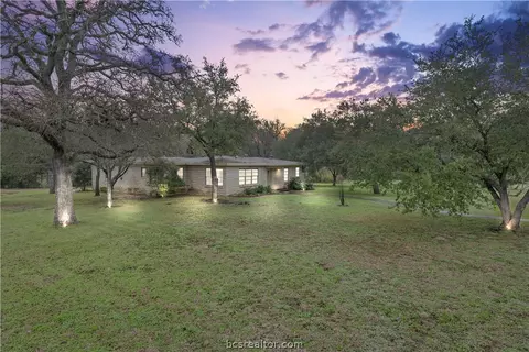 520 Wayside Dr, Bryan, TX 77802 photo 1