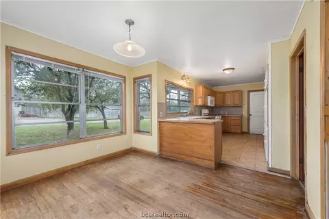 520 Wayside Dr, Bryan, TX 77802 photo 7