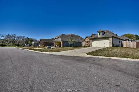 2017 Arable Ct, Brenham, TX 77833 photo 2