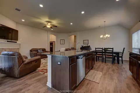 2017 Arable Ct, Brenham, TX 77833 photo 9