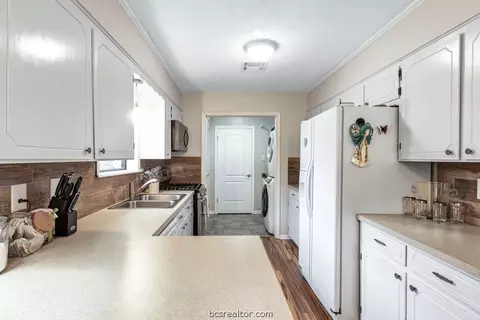 3219 Red Robin Loop, Bryan, TX 77802 photo 8