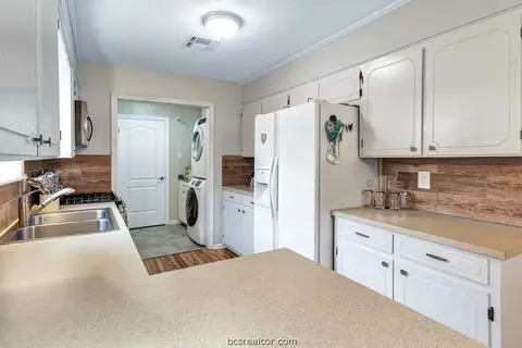 3219 Red Robin Loop, Bryan, TX 77802 photo 9