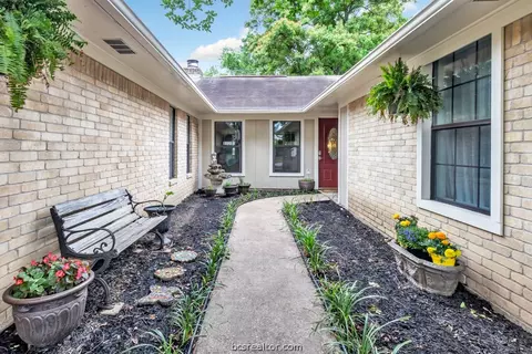 3219 Red Robin Loop, Bryan, TX 77802 photo 2