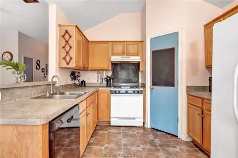 2230 Howell, Bryan, TX 77803 photo 5
