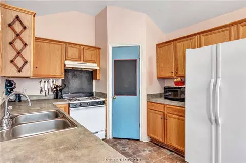 2230 Howell, Bryan, TX 77803 photo 6