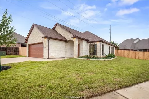 1922 Debbie Dr, Bryan, TX 77802 photo 2