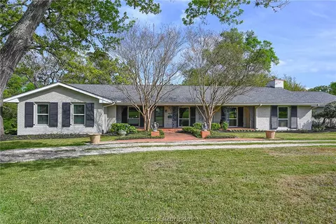 401 Brookside Dr E, Bryan, TX 77801 photo 2