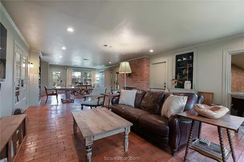 401 Brookside Dr E, Bryan, TX 77801 photo 13