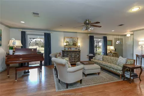 401 Brookside Dr E, Bryan, TX 77801 photo 6