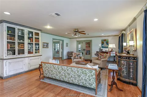 401 Brookside Dr E, Bryan, TX 77801 photo 5