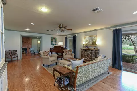 401 Brookside Dr E, Bryan, TX 77801 photo 7