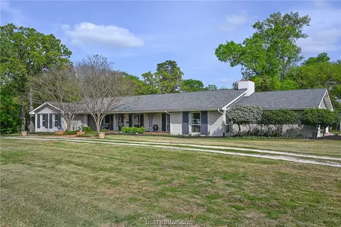 401 Brookside Dr E, Bryan, TX 77801 photo 1