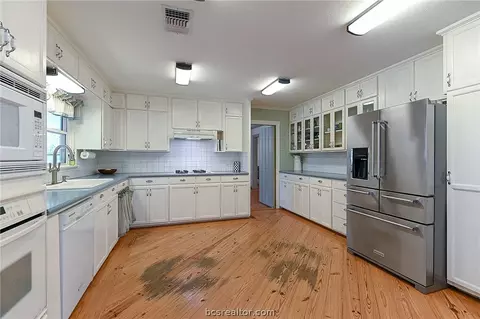 401 Brookside Dr E, Bryan, TX 77801 photo 24