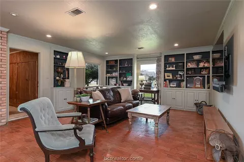 401 Brookside Dr E, Bryan, TX 77801 photo 11