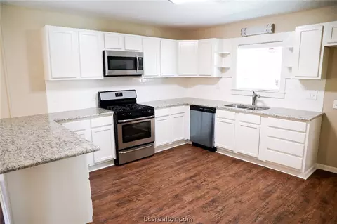 210 Ehlinger Dr, Bryan, TX 77801 photo 3