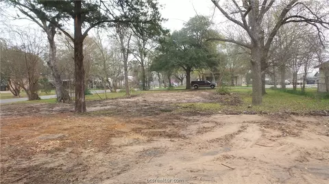 1207 Batts St, Bryan, TX 77803 photo 4