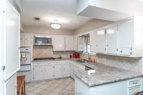 2205 Hillside Dr, Bryan, TX 77802 photo 2