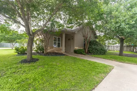 512 Brookside Dr E, Bryan, TX 77801 photo 1