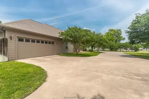 512 Brookside Dr E, Bryan, TX 77801 photo 2