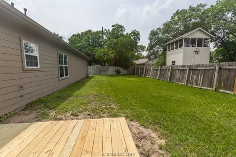 512 Brookside Dr E, Bryan, TX 77801 photo 4