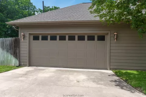 512 Brookside Dr E, Bryan, TX 77801 photo 3