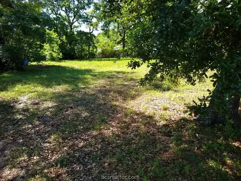 205 Lynn Dr, Bryan, TX 77801 photo 2