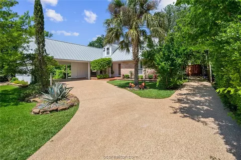 404 Brookside Dr E, Bryan, TX 77801 photo 2