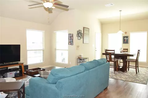 2101 Stubbs Dr, Bryan, TX 77807 photo 3