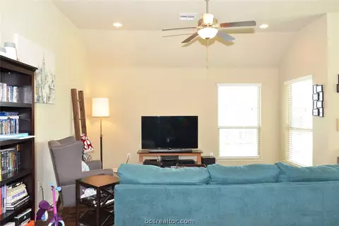 2101 Stubbs Dr, Bryan, TX 77807 photo 4