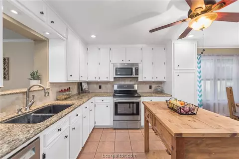 4303 Apache Ct, Bryan, TX 77802 photo 6