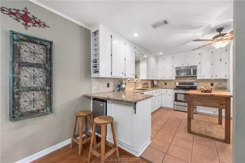 4303 Apache Ct, Bryan, TX 77802 photo 4