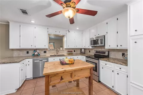 4303 Apache Ct, Bryan, TX 77802 photo 5