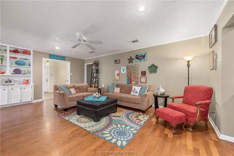 4303 Apache Ct, Bryan, TX 77802 photo 2