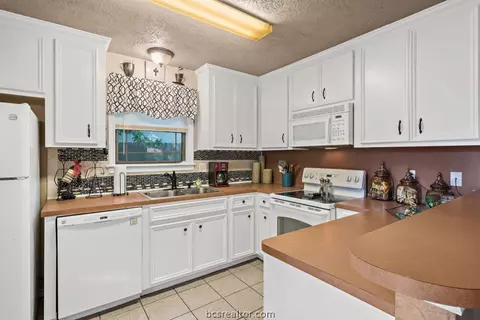 911 E 26th St, Bryan, TX 77803 photo 6
