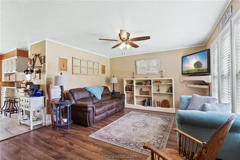 1104 Forest Glen Ct, Bryan, TX 77803 photo 4