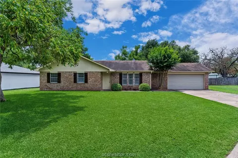1104 Forest Glen Ct, Bryan, TX 77803 photo 1