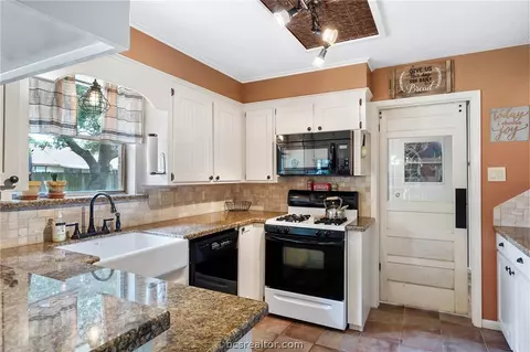 1104 Forest Glen Ct, Bryan, TX 77803 photo 11