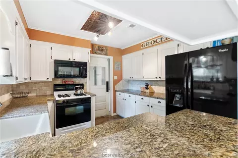 1104 Forest Glen Ct, Bryan, TX 77803 photo 12
